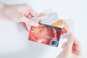 使用信用卡的朋友们注意了，从2021年1月1日起央行取消了信用卡透支逾期利率的上下比例限制